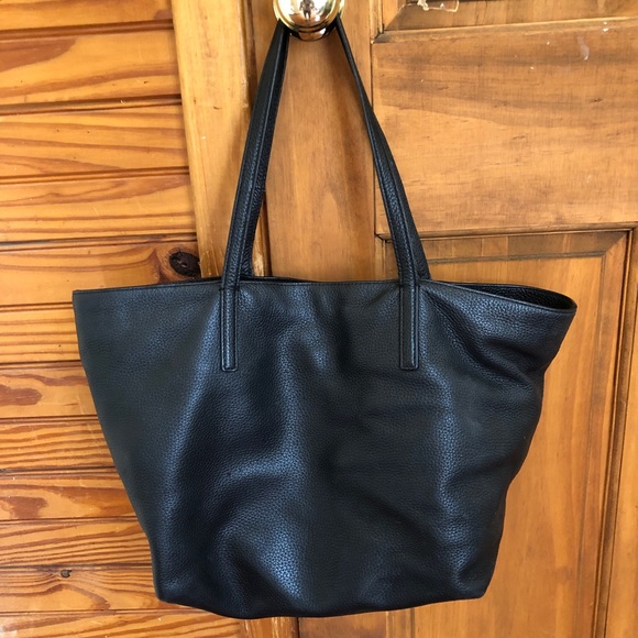 Michael Kors Handbags - 🌟HOST PICK🌟✨📚Leather Michael Kors Tote Purse📖✨